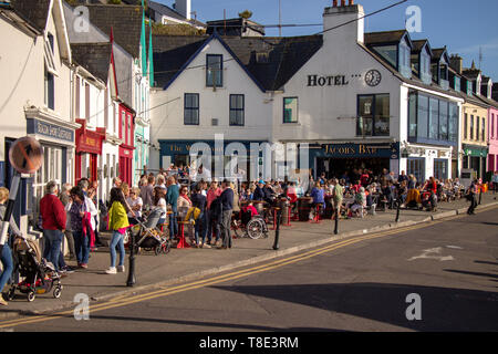 Baltimore, Irland, 12. Mai 2019, die jährliche Geige Messe in Baltimore brachten die Massen die Musik auf einen feinen Sommer Abend zu genießen, genießen Sie ein Getränk und eine Mahlzeit als die Sonne über dem Hafen entfernt. Kredit aphperspective/Alamy leben Nachrichten Stockfoto