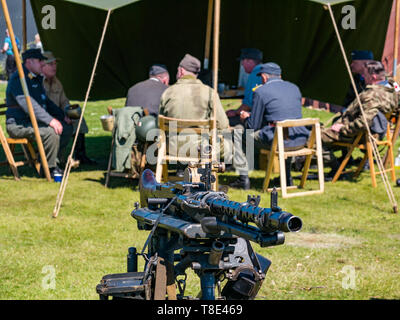 Museum der Flug, East Fortune, East Lothian, Schottland, Großbritannien, 12. Mai 2019. Kriegszeit Erfahrung: die ganze Familie mit allen Dingen in der Welt Kriege im Zusammenhang mit einem Nachbau einer zweiten Weltkrieg Bundeswehr Camp und militärische Ausrüstung mit einem Maschinengewehr Stockfoto