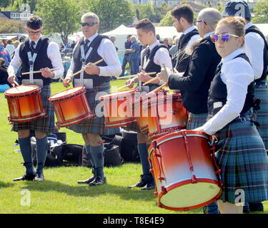 Gourock, Schottland, UK, 12. Mai, 2019, UK Wetter. Sonnige scorcher ein Tag für die ersten Highland Games des Jahres als Menschen die Sonne in Plaid genießen. Kredit Gerard Fähre / alamy Leben Nachrichten Stockfoto