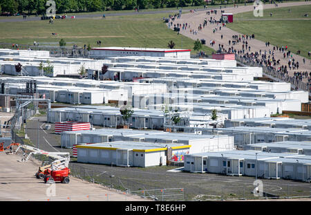 Berlin, Deutschland. 12. Mai 2019. Rund 900 Container stehen auf dem Gelände der Gemeinschaft Unterkunft für Flüchtlinge auf dem Tempelhofer Feld in Berlin. Die 1000 Flüchtlinge in das containerdorf haben Ihre temporären Wohnungen bis Juni 2019 spätestens zu verlassen. Ende Juli den Abbau der rund 900 Container ist zu beginnen. Die 256 Appartements, die jeweils aus drei Container auf dem Vorfeld des ehemaligen Flughafen Tempelhof wurden nur für rund 18 Monate verwendet. Quelle: Bernd von Jutrczenka/dpa/Alamy leben Nachrichten Stockfoto