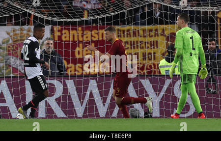 Stadio Olimpico, Rom, Italien. 12. Mai 2019. Serie A Fussball, Roma gegen Juventus Turin; Edin Dzeko von AS Rom feiert nach dem Scoring Kredit: Aktion plus Sport/Alamy leben Nachrichten Stockfoto