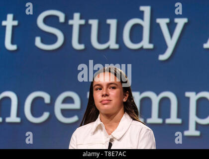 (190512) - SAN DIEGO (USA), 12. Mai 2019 (Xinhua) - Kamila Carter, ein 13-jähriger Student der Tierra del Sol Middle School und der jüngste Redner auf der Konferenz 2019 Nationale chinesische Sprache, sorgt sich ein Panel mit dem Titel "Schüler studieren im Ausland Erfahrung: Auswirkungen und Best Practices ihre Geschichte der von Gehörlosen Eltern aus zwei verschiedenen Ländern angehoben werden, zu teilen und wie sie Kreuze U.S.-China Barrieren in die Welt der Klänge und Stille in San Diego, USA, am 10. Mai 2019. Die jährliche nationale Chinesische Sprache Konferenz ist die größte jährliche Zusammenkunft in Nordamerika, das TOG Stockfoto