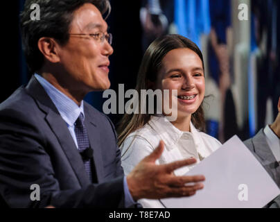 (190512) - SAN DIEGO (USA), 12. Mai 2019 (Xinhua) - Kamila Carter (R), ein 13-jähriger Student der Tierra del Sol Middle School und der jüngste Redner auf der Konferenz 2019 Nationale chinesische Sprache, sorgt sich ein Panel mit dem Titel "Schüler studieren im Ausland Erfahrung: Auswirkungen und Best Practices ihre Geschichte der von Gehörlosen Eltern aus zwei verschiedenen Ländern angehoben werden, zu teilen und wie sie Kreuze U.S.-China Barrieren in die Welt der Klänge und Stille in San Diego, USA, am 10. Mai 2019. Die jährliche nationale Chinesische Sprache Konferenz ist die größte jährliche Zusammenkunft in Nordamerika das bringt Stockfoto