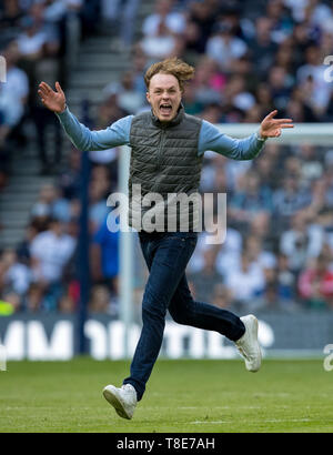 London, Großbritannien. 12. Mai 2019. Pitch Invader während der abschließenden Premier League Spiel der Saison zwischen den Tottenham Hotspur und Everton bei Tottenham Hotspur Stadium, White Hart Lane, London, England am 12. Mai 2019. Foto von Andy Rowland. Nur die redaktionelle Nutzung, eine Lizenz für die gewerbliche Nutzung erforderlich. Keine Verwendung in Wetten, Spiele oder einer einzelnen Verein/Liga/player Publikationen. Õ Credit: PRiME Media Images/Alamy leben Nachrichten Stockfoto