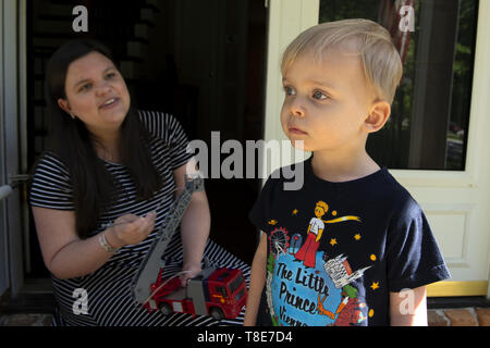 Marietta, GA, USA. 26 Apr, 2019. Alexia Cargal spielt mit ihrem 2-jährigen Sohn James, der Mukoviszidose. Er wurde eingeladen, ein "Botschafter" für die Cystic Fibrosis Foundation, das Bewusstsein für die Krankheit, für die es nur eine Behandlung, keine Heilung zu erhöhen. "Wir saugen seine Lunge aus mehrmals täglich die klebrigen Schleim zu entfernen, Es ist eine progressive, genetische Krankheit, die dazu führt, dass persistente Lungeninfektionen und begrenzt die Fähigkeit im Laufe der Zeit zu atmen", seine Mutter erklärt. Sie sagte, daß die Bedingung gilt als 'orphan disease." Viel der medizinische Fortschritt Stockfoto