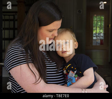 Marietta, GA, USA. 26 Apr, 2019. Alexia Cargal spielt mit ihrem 2-jährigen Sohn James, der Mukoviszidose. Er wurde eingeladen, ein "Botschafter" für die Cystic Fibrosis Foundation, das Bewusstsein für die Krankheit, für die es nur eine Behandlung, keine Heilung zu erhöhen. "Wir saugen seine Lunge aus mehrmals täglich die klebrigen Schleim zu entfernen, Es ist eine progressive, genetische Krankheit, die dazu führt, dass persistente Lungeninfektionen und begrenzt die Fähigkeit im Laufe der Zeit zu atmen", seine Mutter erklärt. Sie sagte, daß die Bedingung gilt als 'orphan disease." Viel der medizinische Fortschritt Stockfoto