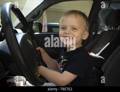 Marietta, GA, USA. 26 Apr, 2019. Alexia Cargal spielt mit ihrem 2-jährigen Sohn James, der Mukoviszidose. Er wurde eingeladen, ein "Botschafter" für die Cystic Fibrosis Foundation, das Bewusstsein für die Krankheit, für die es nur eine Behandlung, keine Heilung zu erhöhen. "Wir saugen seine Lunge aus mehrmals täglich die klebrigen Schleim zu entfernen, Es ist eine progressive, genetische Krankheit, die dazu führt, dass persistente Lungeninfektionen und begrenzt die Fähigkeit im Laufe der Zeit zu atmen", seine Mutter erklärt. Sie sagte, daß die Bedingung gilt als 'orphan disease." Viel der medizinische Fortschritt Stockfoto