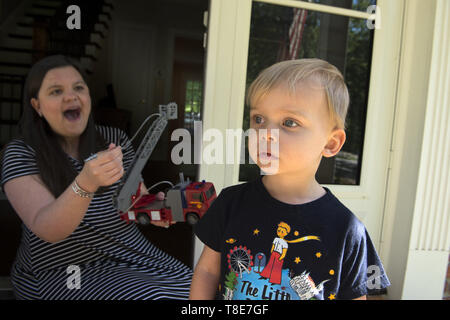 Marietta, GA, USA. 26 Apr, 2019. Alexia Cargal spielt mit ihrem 2-jährigen Sohn James, der Mukoviszidose. Er wurde eingeladen, ein "Botschafter" für die Cystic Fibrosis Foundation, das Bewusstsein für die Krankheit, für die es nur eine Behandlung, keine Heilung zu erhöhen. "Wir saugen seine Lunge aus mehrmals täglich die klebrigen Schleim zu entfernen, Es ist eine progressive, genetische Krankheit, die dazu führt, dass persistente Lungeninfektionen und begrenzt die Fähigkeit im Laufe der Zeit zu atmen", seine Mutter erklärt. Sie sagte, daß die Bedingung gilt als 'orphan disease." Viel der medizinische Fortschritt Stockfoto