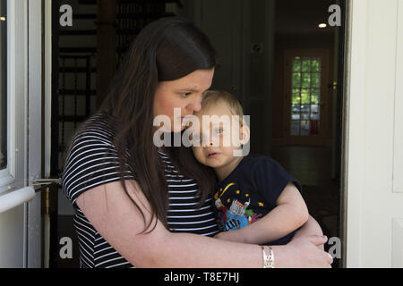 Marietta, GA, USA. 26 Apr, 2019. Alexia Cargal spielt mit ihrem 2-jährigen Sohn James, der Mukoviszidose. Er wurde eingeladen, ein "Botschafter" für die Cystic Fibrosis Foundation, das Bewusstsein für die Krankheit, für die es nur eine Behandlung, keine Heilung zu erhöhen. "Wir saugen seine Lunge aus mehrmals täglich die klebrigen Schleim zu entfernen, Es ist eine progressive, genetische Krankheit, die dazu führt, dass persistente Lungeninfektionen und begrenzt die Fähigkeit im Laufe der Zeit zu atmen", seine Mutter erklärt. Sie sagte, daß die Bedingung gilt als 'orphan disease." Viel der medizinische Fortschritt Stockfoto