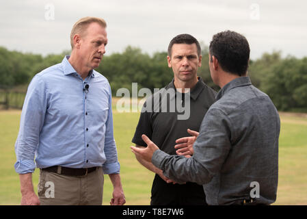 Usa handeln Verteidigungsminister Patrick Shanahan, Links, und amtierende Sekretär der Homeland Security Kevin McAleenan, Mitte, beantworten Fragen aus den FOX News Anchor Brian Kilmeade in einem Interview während des Aufenthalts in den USA südliche Grenze 11. Mai 2019 in McAllen, Texas. Stockfoto
