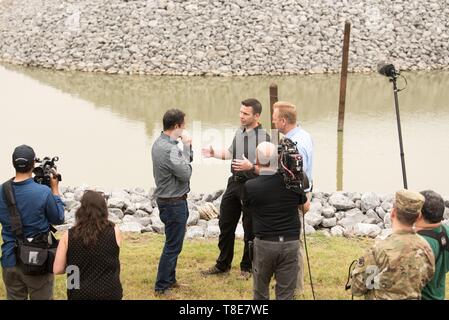 Usa handeln Verteidigungsminister Patrick Shanahan, rechts, und amtierende Sekretär der Homeland Security Kevin McAleenan, Mitte, beantworten Fragen aus den FOX News Anchor Brian Kilmeade in einem Interview während des Aufenthalts in den USA südliche Grenze 11. Mai 2019 in McAllen, Texas. Stockfoto