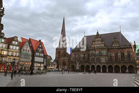 Bremen, Deutschland. 10. Mai, 2019. Dunkle Wolken über dem Rathaus, im Hintergrund der Turm der Frauenkirche Kirche. Am 26. Mai, die Wahlen der Bürger wird in der kleinste Bundesland Deutschlands parallel zu den Wahlen zum Europäischen Parlament statt. (Dpa Thema Paket für 13.05.2019) Credit: Carmen Jaspersen/dpa/Alamy leben Nachrichten Stockfoto