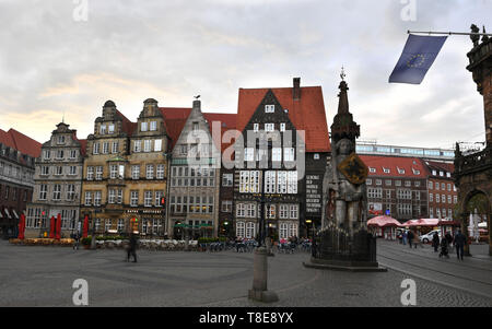 Bremen, Deutschland. 10. Mai, 2019. Fußgänger Spaziergang über den Marktplatz, auf der rechten Seite der Bremer Roland. Am 26. Mai, die Wahlen der Bürger wird in der kleinste Bundesland Deutschlands parallel zu den Wahlen zum Europäischen Parlament statt. (Dpa Thema Paket für 13.05.2019) Credit: Carmen Jaspersen/dpa/Alamy leben Nachrichten Stockfoto