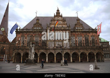 Bremen, Deutschland. 10. Mai, 2019. Die europäischen, deutschen und Bremen Flaggen hängen auf dem Rathaus. Am 26. Mai, die Wahlen der Bürger wird in der kleinste Bundesland Deutschlands parallel zu den Wahlen zum Europäischen Parlament statt. (Dpa Thema Paket für 13.05.2019) Credit: Carmen Jaspersen/dpa/Alamy leben Nachrichten Stockfoto