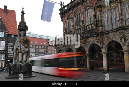 Bremen, Deutschland. 10. Mai, 2019. Eine Straßenbahn fährt zwischen Bremer Roland und das Rathaus. Am 26. Mai, die Wahlen der Bürger wird in der kleinste Bundesland Deutschlands parallel zu den Wahlen zum Europäischen Parlament statt. (Dpa Thema Paket für 13.05.2019) Credit: Carmen Jaspersen/dpa/Alamy leben Nachrichten Stockfoto