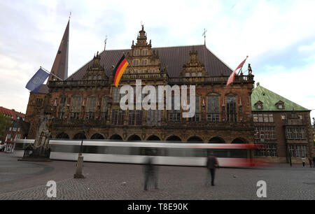 Bremen, Deutschland. 10. Mai, 2019. Eine Straßenbahn fährt entlang der Stadt Halle. Am 26. Mai, die Wahlen der Bürger wird in der kleinste Bundesland Deutschlands parallel zu den Wahlen zum Europäischen Parlament statt. (Dpa Thema Paket für 13.05.2019) Credit: Carmen Jaspersen/dpa/Alamy leben Nachrichten Stockfoto