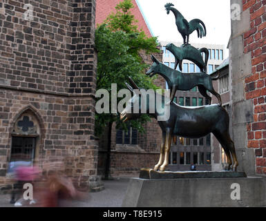 Bremen, Deutschland. 10. Mai, 2019. Touristen vorbei, die Bremer Stadtmusikanten. Am 26. Mai, die Wahlen der Bürger wird in der kleinste Bundesland Deutschlands parallel zu den Wahlen zum Europäischen Parlament statt. (Dpa Thema Paket für 13.05.2019) Credit: Carmen Jaspersen/dpa/Alamy leben Nachrichten Stockfoto