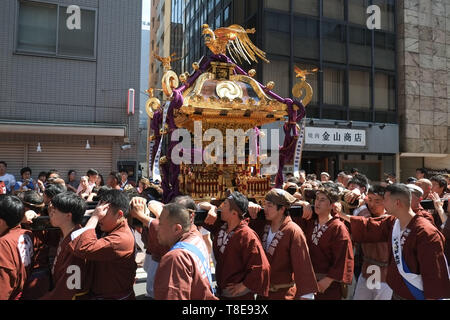Mai 11, 2019, Tokyo, Japan: Menschen beteiligen sich an der 2019 Kanda Matsuri (traditionelle Festival) in Tokio, Japan. Die Kanda Matsuri ist einer der drei bekanntesten Shintō-Festivals in Tokio, zusammen mit Sanno Matsuri und der Fukugawa Matsuri. Das Festival begann im frühen 17. Jahrhundert als Feier der entscheidende Sieg der Tokugawa Ieyasu in der Schlacht von Sekigahara und wurde als Anzeige der Wohlstand des Tokugawa Shogunats während der Edo Periode fortgesetzt. Quelle: Michael Steinebach/LBA/Alamy leben Nachrichten Stockfoto