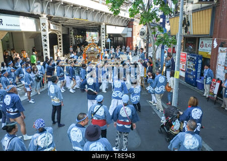 Mai 11, 2019, Tokyo, Japan: Menschen beteiligen sich an der 2019 Kanda Matsuri (traditionelle Festival) in Tokio, Japan. Die Kanda Matsuri ist einer der drei bekanntesten Shintō-Festivals in Tokio, zusammen mit Sanno Matsuri und der Fukugawa Matsuri. Das Festival begann im frühen 17. Jahrhundert als Feier der entscheidende Sieg der Tokugawa Ieyasu in der Schlacht von Sekigahara und wurde als Anzeige der Wohlstand des Tokugawa Shogunats während der Edo Periode fortgesetzt. Quelle: Michael Steinebach/LBA/Alamy leben Nachrichten Stockfoto