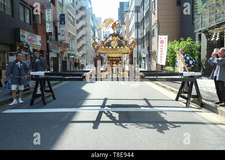 Mai 11, 2019, Tokio, Japan: Die 2019 Kanda Matsuri (traditionelle Festival) in Tokio, Japan. Die Kanda Matsuri ist einer der drei bekanntesten Shintō-Festivals in Tokio, zusammen mit Sanno Matsuri und der Fukugawa Matsuri. Das Festival begann im frühen 17. Jahrhundert als Feier der entscheidende Sieg der Tokugawa Ieyasu in der Schlacht von Sekigahara und wurde als Anzeige der Wohlstand des Tokugawa Shogunats während der Edo Periode fortgesetzt. Quelle: Michael Steinebach/LBA/Alamy leben Nachrichten Stockfoto