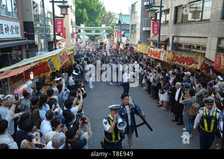 Mai 11, 2019, Tokyo, Japan: Menschen beteiligen sich an der 2019 Kanda Matsuri (traditionelle Festival) in Tokio, Japan. Die Kanda Matsuri ist einer der drei bekanntesten Shintō-Festivals in Tokio, zusammen mit Sanno Matsuri und der Fukugawa Matsuri. Das Festival begann im frühen 17. Jahrhundert als Feier der entscheidende Sieg der Tokugawa Ieyasu in der Schlacht von Sekigahara und wurde als Anzeige der Wohlstand des Tokugawa Shogunats während der Edo Periode fortgesetzt. Quelle: Michael Steinebach/LBA/Alamy leben Nachrichten Stockfoto