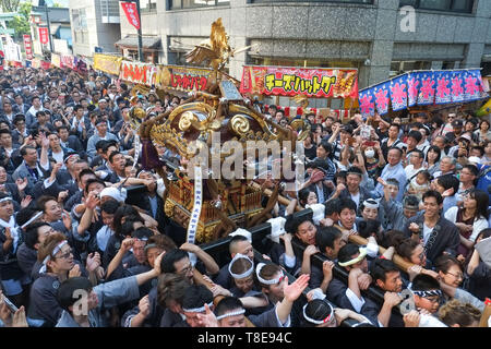 Mai 11, 2019, Tokyo, Japan: Menschen beteiligen sich an der 2019 Kanda Matsuri (traditionelle Festival) in Tokio, Japan. Die Kanda Matsuri ist einer der drei bekanntesten Shintō-Festivals in Tokio, zusammen mit Sanno Matsuri und der Fukugawa Matsuri. Das Festival begann im frühen 17. Jahrhundert als Feier der entscheidende Sieg der Tokugawa Ieyasu in der Schlacht von Sekigahara und wurde als Anzeige der Wohlstand des Tokugawa Shogunats während der Edo Periode fortgesetzt. Quelle: Michael Steinebach/LBA/Alamy leben Nachrichten Stockfoto