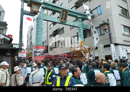 Mai 12, 2019, Tokyo, Japan: Menschen beteiligen sich an der 2019 Kanda Matsuri (traditionelle Festival) in Tokio, Japan. Die Kanda Matsuri ist einer der drei bekanntesten Shintō-Festivals in Tokio, zusammen mit Sanno Matsuri und der Fukugawa Matsuri. Das Festival begann im frühen 17. Jahrhundert als Feier der entscheidende Sieg der Tokugawa Ieyasu in der Schlacht von Sekigahara und wurde als Anzeige der Wohlstand des Tokugawa Shogunats während der Edo Periode fortgesetzt. Quelle: Michael Steinebach/LBA/Alamy leben Nachrichten Stockfoto