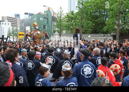 Mai 12, 2019, Tokyo, Japan: Menschen beteiligen sich an der 2019 Kanda Matsuri (traditionelle Festival) in Tokio, Japan. Die Kanda Matsuri ist einer der drei bekanntesten Shintō-Festivals in Tokio, zusammen mit Sanno Matsuri und der Fukugawa Matsuri. Das Festival begann im frühen 17. Jahrhundert als Feier der entscheidende Sieg der Tokugawa Ieyasu in der Schlacht von Sekigahara und wurde als Anzeige der Wohlstand des Tokugawa Shogunats während der Edo Periode fortgesetzt. Quelle: Michael Steinebach/LBA/Alamy leben Nachrichten Stockfoto