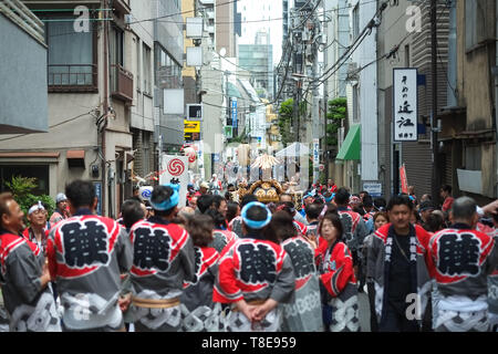 Mai 12, 2019, Tokyo, Japan: Menschen beteiligen sich an der 2019 Kanda Matsuri (traditionelle Festival) in Tokio, Japan. Die Kanda Matsuri ist einer der drei bekanntesten Shintō-Festivals in Tokio, zusammen mit Sanno Matsuri und der Fukugawa Matsuri. Das Festival begann im frühen 17. Jahrhundert als Feier der entscheidende Sieg der Tokugawa Ieyasu in der Schlacht von Sekigahara und wurde als Anzeige der Wohlstand des Tokugawa Shogunats während der Edo Periode fortgesetzt. Quelle: Michael Steinebach/LBA/Alamy leben Nachrichten Stockfoto