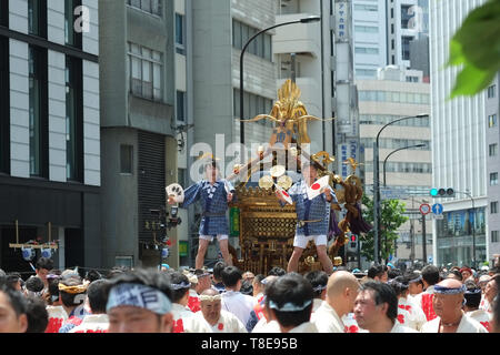 Mai 12, 2019, Tokyo, Japan: Menschen beteiligen sich an der 2019 Kanda Matsuri (traditionelle Festival) in Tokio, Japan. Die Kanda Matsuri ist einer der drei bekanntesten Shintō-Festivals in Tokio, zusammen mit Sanno Matsuri und der Fukugawa Matsuri. Das Festival begann im frühen 17. Jahrhundert als Feier der entscheidende Sieg der Tokugawa Ieyasu in der Schlacht von Sekigahara und wurde als Anzeige der Wohlstand des Tokugawa Shogunats während der Edo Periode fortgesetzt. Quelle: Michael Steinebach/LBA/Alamy leben Nachrichten Stockfoto