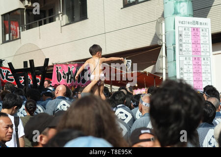Mai 12, 2019, Tokyo, Japan: Menschen beteiligen sich an der 2019 Kanda Matsuri (traditionelle Festival) in Tokio, Japan. Die Kanda Matsuri ist einer der drei bekanntesten Shintō-Festivals in Tokio, zusammen mit Sanno Matsuri und der Fukugawa Matsuri. Das Festival begann im frühen 17. Jahrhundert als Feier der entscheidende Sieg der Tokugawa Ieyasu in der Schlacht von Sekigahara und wurde als Anzeige der Wohlstand des Tokugawa Shogunats während der Edo Periode fortgesetzt. Quelle: Michael Steinebach/LBA/Alamy leben Nachrichten Stockfoto