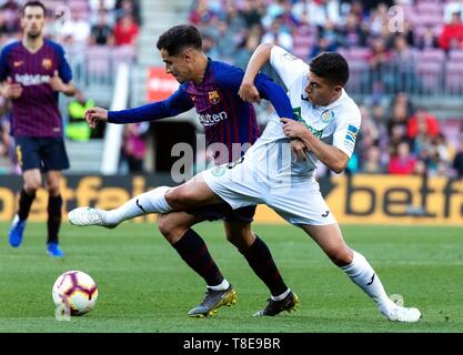 Barcelona, Spanien. 12. Mai 2019. Barcelonas Philippe Coutinho (L) Mias mit Getafe Francisco Portillo während der spanischen Liga Match zwischen dem FC Barcelona und Getafe in Barcelona, Spanien, am 12. Mai 2019. FC Barcelona gewann 2-0. Credit: Joan Gosa/Xinhua/Alamy leben Nachrichten Stockfoto