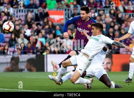 Barcelona, Spanien. 12. Mai 2019. Barcelonas Lionel Messi (L) schießt während der spanischen Liga Match zwischen dem FC Barcelona und Getafe in Barcelona, Spanien, am 12. Mai 2019. FC Barcelona gewann 2-0. Credit: Joan Gosa/Xinhua/Alamy leben Nachrichten Stockfoto