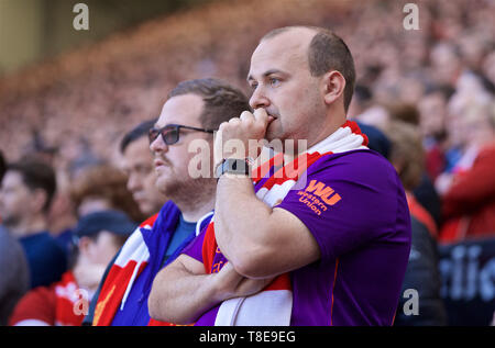 Liverpool. 13. Mai, 2019. Liverpool Fans reagieren während der abschließenden Englische Premier League Spiel der Saison zwischen Liverpool und Wolverhampton Wanderers bei Anfield in Liverpool, Großbritannien am 12. Mai 2019. Liverpool gewann 2-0. Quelle: Xinhua/Alamy leben Nachrichten Stockfoto