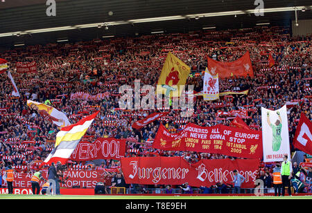 Liverpool. 13. Mai, 2019. Liverpool Fans auf der Spion Kop sind vor der endgültigen Englischen Premier League Spiel der Saison zwischen Liverpool und Wolverhampton Wanderers bei Anfield in Liverpool, Großbritannien am 12. Mai 2019 gesehen. Liverpool gewann 2-0. Quelle: Xinhua/Alamy leben Nachrichten Stockfoto