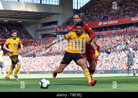 Liverpool. 13. Mai, 2019. Liverpool Vergils van Dijk (R) Mias mit Wolverhampton Wanderers" Raul Jimenez (Vorne) Die endgültige Englische Premier League Spiel der Saison zwischen Liverpool und Wolverhampton Wanderers bei Anfield in Liverpool, Großbritannien am 12. Mai 2019. Liverpool gewann 2-0. Quelle: Xinhua/Alamy leben Nachrichten Stockfoto