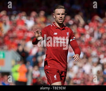 Liverpool. 13. Mai, 2019. Liverpools Kapitän Jordan Henderson reagiert, bevor der endgültige Englische Premier League Spiel der Saison zwischen Liverpool und Wolverhampton Wanderers bei Anfield in Liverpool, Großbritannien am 12. Mai 2019. Liverpool gewann 2-0. Quelle: Xinhua/Alamy leben Nachrichten Stockfoto