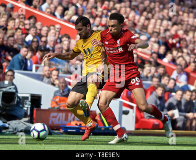 Liverpool. 13. Mai, 2019. Liverpools Trent Alexander-Arnold (R) Mias mit Wolverhampton Wanderers" Jonny Castro während der abschließenden Englische Premier League Spiel der Saison zwischen Liverpool und Wolverhampton Wanderers bei Anfield in Liverpool, Großbritannien am 12. Mai 2019. Liverpool gewann 2-0. Quelle: Xinhua/Alamy leben Nachrichten Stockfoto