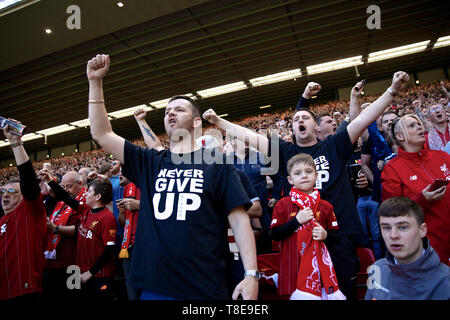 Liverpool. 13. Mai, 2019. Liverpool Anhänger tragen 'Up' T-shirts Nie während der abschließenden Englische Premier League Spiel der Saison zwischen Liverpool und Wolverhampton Wanderers bei Anfield in Liverpool, Großbritannien am 12. Mai 2019 geben. Liverpool gewann 2-0. Quelle: Xinhua/Alamy leben Nachrichten Stockfoto