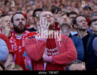 Liverpool. 13. Mai, 2019. Liverpool Fans reagieren nach Erhalt der Nachricht von der Manchester City Ziele, während der abschließenden Englische Premier League Spiel der Saison zwischen Liverpool und Wolverhampton Wanderers bei Anfield in Liverpool, Großbritannien am 12. Mai 2019. Liverpool gewann 2-0. Quelle: Xinhua/Alamy leben Nachrichten Stockfoto