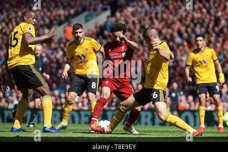 Liverpool. 13. Mai, 2019. Liverpools Mohamed Salah (C) wird von der Wolverhampton Wanderers 'Captain Conor Coady die letzte englische Premier League Spiel der Saison zwischen Liverpool und Wolverhampton Wanderers bei Anfield in Liverpool, Großbritannien am 12. Mai 2019 in Angriff genommen. Liverpool gewann 2-0. Quelle: Xinhua/Alamy leben Nachrichten Stockfoto