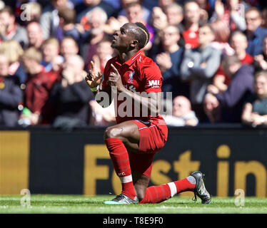 Liverpool. 13. Mai, 2019. Liverpools Sadio Mähne feiert zählen während der abschließenden Englische Premier League Spiel der Saison zwischen Liverpool und Wolverhampton Wanderers bei Anfield in Liverpool, Großbritannien am 12. Mai 2019. Liverpool gewann 2-0. Quelle: Xinhua/Alamy leben Nachrichten Stockfoto