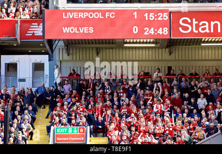 Liverpool. 13. Mai, 2019. Liverpool Fans reagieren nach Erhalt der Nachricht von Brighton & Hove Albion's Ziel im Spiel gegen Manchester City während der abschließenden Englische Premier League Spiel der Saison zwischen Liverpool und Wolverhampton Wanderers bei Anfield in Liverpool, Großbritannien am 12. Mai 2019. Liverpool gewann 2-0. Quelle: Xinhua/Alamy leben Nachrichten Stockfoto