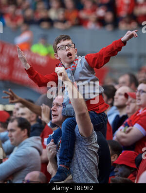 Liverpool. 13. Mai, 2019. Liverpool Fans sind während der letzten Englischen Premier League Spiel der Saison zwischen Liverpool und Wolverhampton Wanderers bei Anfield in Liverpool, Großbritannien am 12. Mai 2019 gesehen. Liverpool gewann 2-0. Quelle: Xinhua/Alamy leben Nachrichten Stockfoto