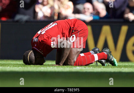 Liverpool. 13. Mai, 2019. Liverpools Sadio Mähne feiert zählen während der abschließenden Englische Premier League Spiel der Saison zwischen Liverpool und Wolverhampton Wanderers bei Anfield in Liverpool, Großbritannien am 12. Mai 2019. Liverpool gewann 2-0. Quelle: Xinhua/Alamy leben Nachrichten Stockfoto