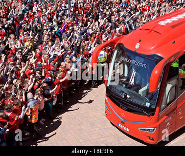 Liverpool. 13. Mai, 2019. Liverpool Fans willkommen das Team bus zum Stadion vor der endgültigen Englischen Premier League Spiel der Saison zwischen Liverpool und Wolverhampton Wanderers bei Anfield in Liverpool, Großbritannien am 12. Mai 2019. Liverpool gewann 2-0. Quelle: Xinhua/Alamy leben Nachrichten Stockfoto