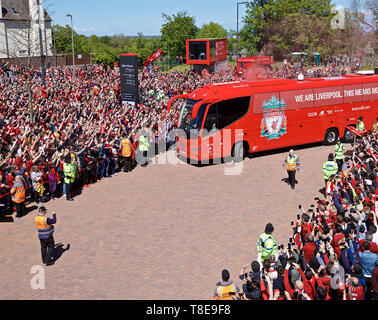 Liverpool. 13. Mai, 2019. Liverpool Fans willkommen das Team bus zum Stadion vor der endgültigen Englischen Premier League Spiel der Saison zwischen Liverpool und Wolverhampton Wanderers bei Anfield in Liverpool, Großbritannien am 12. Mai 2019. Liverpool gewann 2-0. Quelle: Xinhua/Alamy leben Nachrichten Stockfoto