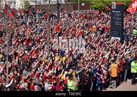 Liverpool. 13. Mai, 2019. Liverpool Fans willkommen das Team bus zum Stadion vor der endgültigen Englischen Premier League Spiel der Saison zwischen Liverpool und Wolverhampton Wanderers bei Anfield in Liverpool, Großbritannien am 12. Mai 2019. Liverpool gewann 2-0. Quelle: Xinhua/Alamy leben Nachrichten Stockfoto