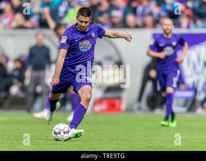 Aue, Deutschland. 12. Mai 2019. 2. Fussball Bundesliga, Erzgebirge Aue - SpVgg Greuther Fürth, 33. Spieltag in der Sparkassen-Erzgebirgsstadion. Aue Dimitrij Nazarov am Ball. Credit: Robert Michael/dpa-Zentralbild/dpa - Verwenden Sie nur nach vertraglicher Vereinbarung/dpa/Alamy leben Nachrichten Stockfoto