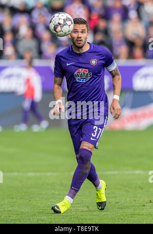 Aue, Deutschland. 12. Mai 2019. 2. Fussball Bundesliga, Erzgebirge Aue - SpVgg Greuther Fürth, 33. Spieltag in der Sparkassen-Erzgebirgsstadion. Pascal Testroet auf der Kugel. Credit: Robert Michael/dpa-Zentralbild/dpa - Verwenden Sie nur nach vertraglicher Vereinbarung/dpa/Alamy leben Nachrichten Stockfoto